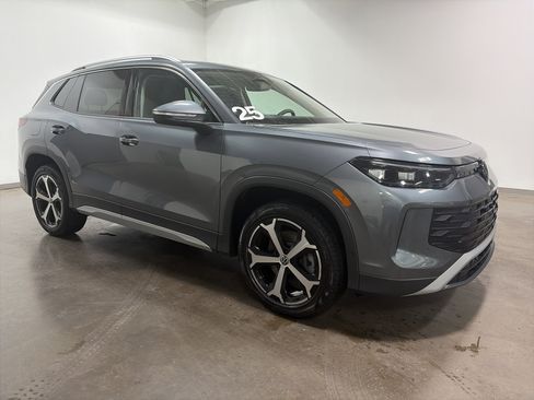 Certified 2025 Volkswagen Tiguan SE image 2