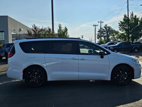 New 2026 Chrysler Pacifica Limited w/ S Appearance Package image 5