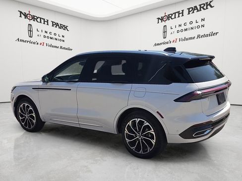 Used 2024 Lincoln Nautilus Reserve AWD/4WD image 3