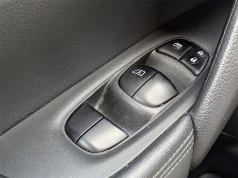 Used 2017 Nissan Rogue SV w/ SV Premium Package image 24