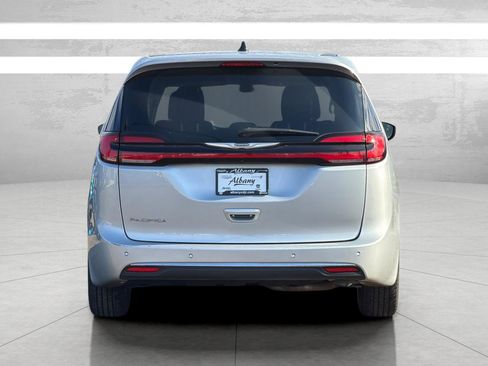Used 2024 Chrysler Pacifica Touring-L image 7