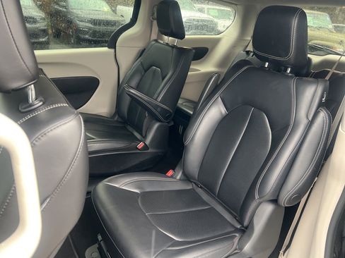 Used 2023 Chrysler Pacifica Touring-L image 18