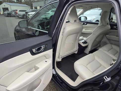 Certified 2023 Volvo XC60 B5 Ultimate w/ Climate Package image 15