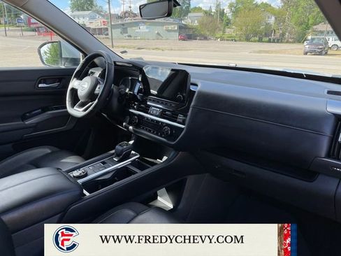Used 2025 Nissan Pathfinder SL AWD/4WD image 42