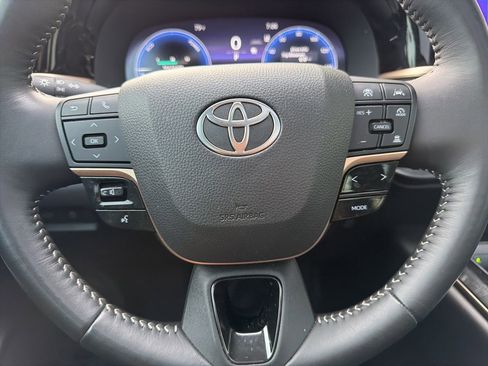Used 2025 Toyota Crown AWD/4WD image 8