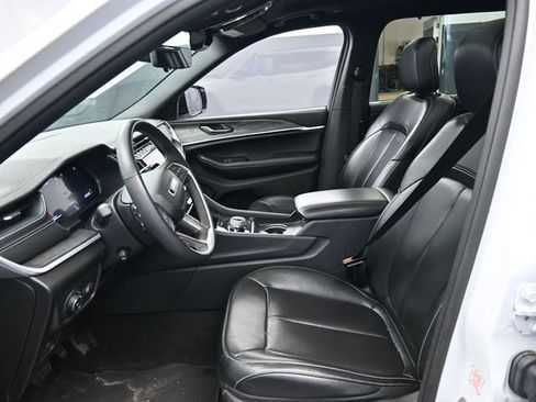 Used 2024 Jeep Grand Cherokee L Limited w/ Luxury Tech Group II image 15