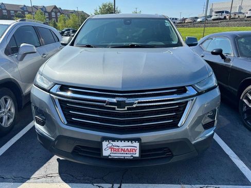 Used 2023 Chevrolet Traverse LT FWD image 2