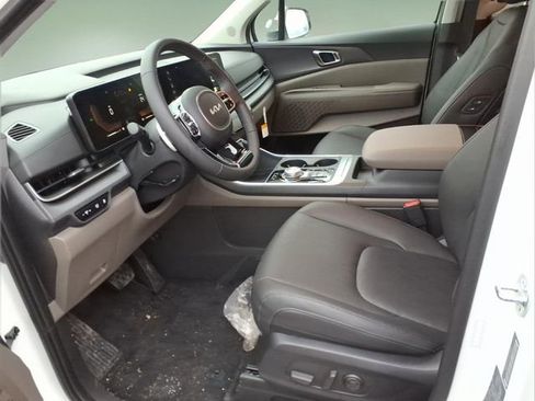 Used 2025 Kia Carnival EX FWD image 11