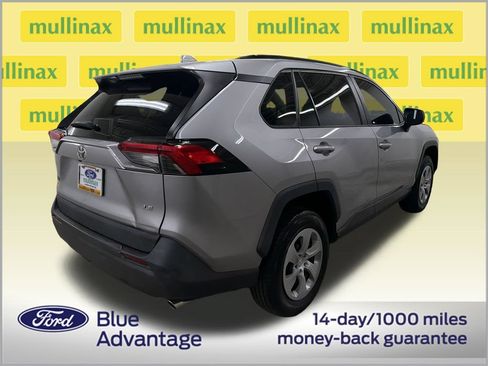 Used 2020 Toyota RAV4 LE FWD image 3