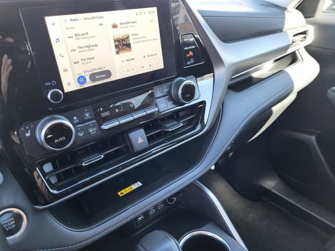 Used 2024 Toyota Highlander XLE image 11