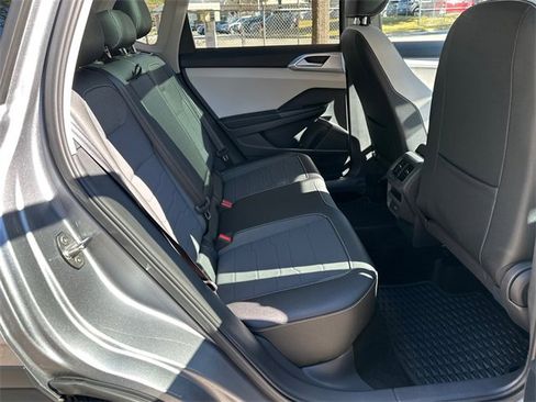 Certified 2025 Volkswagen Taos SE image 15