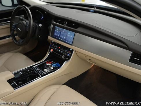 Used 2020 Jaguar XF Premium image 18