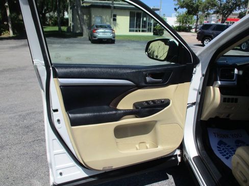 Used 2017 Toyota Highlander XLE FWD image 22