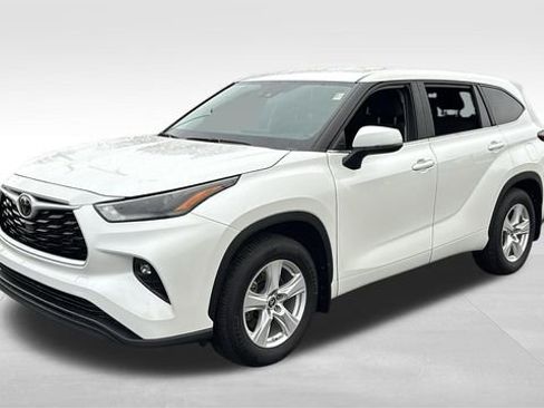 Used 2025 Toyota Highlander LE AWD/4WD image 2