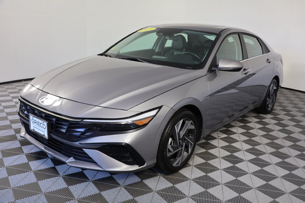 Used 2025 Hyundai Elantra Limited FWD image 4