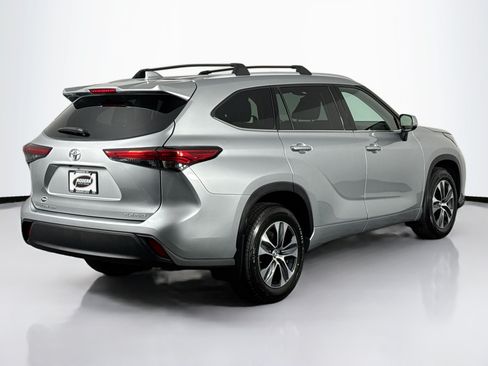 Used 2022 Toyota Highlander XLE AWD/4WD image 11