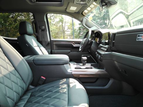 Used 2025 Chevrolet Silverado 1500 RST AWD/4WD image 16