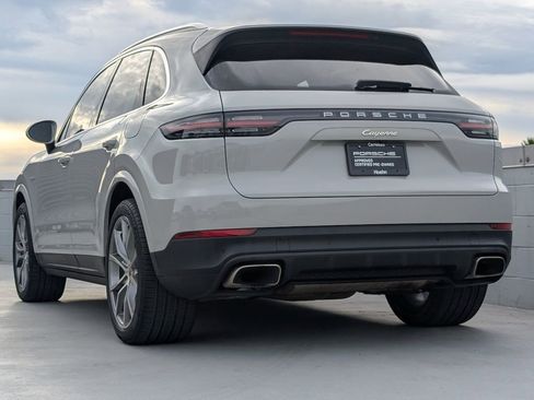 Used 2022 Porsche Cayenne E-Hybrid image 3