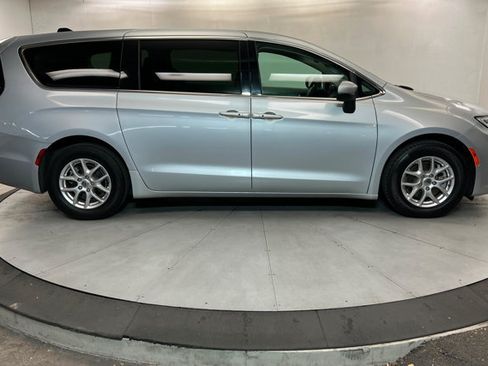 Used 2023 Chrysler Pacifica Touring-L FWD image 6