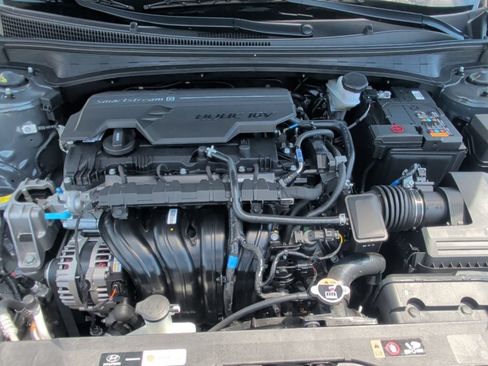 Used 2025 Hyundai Elantra Limited FWD image 12