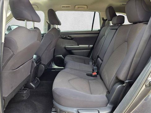 Used 2025 Toyota Highlander LE FWD image 17