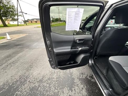 Used 2022 Toyota Tacoma TRD Sport AWD/4WD image 12