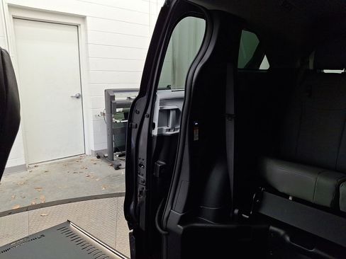 Used 2025 Toyota Sienna XLE w/ XLE Plus Package FWD image 15