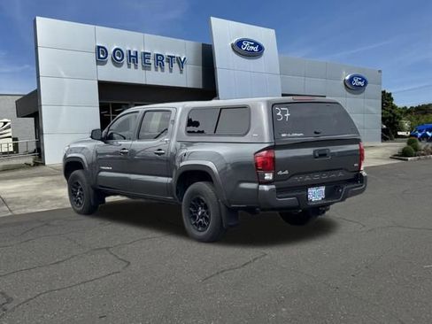 Used 2022 Toyota Tacoma SR5 AWD/4WD image 16