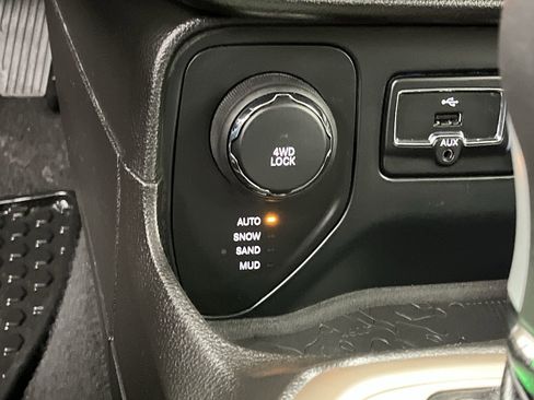 Used 2017 Jeep Renegade Latitude w/ Popular Equipment Group image 15