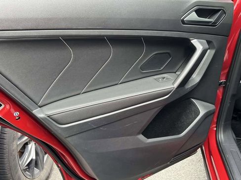 Used 2023 Volkswagen Tiguan SE image 13