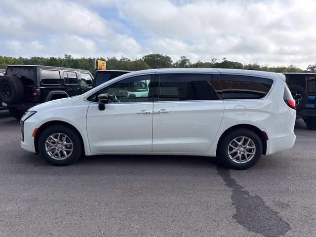 New 2027 Chrysler Pacifica Select FWD image 7