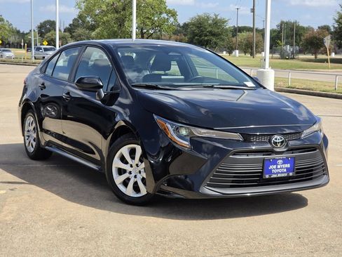 Used 2025 Toyota Corolla LE FWD image 2