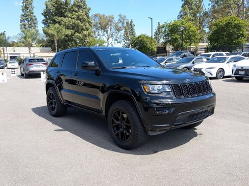 Used 2021 Jeep Grand Cherokee Laredo X image 3