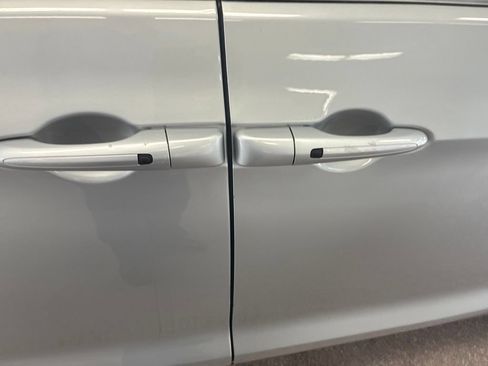 Certified 2024 Chrysler Pacifica Touring-L FWD image 34