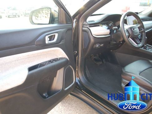 Used 2024 Jeep Compass Latitude AWD/4WD image 11