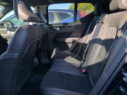 Used 2020 Volvo XC40 T4 R-Design image 19