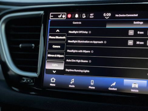 Used 2022 Chrysler Pacifica Touring-L image 36