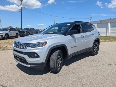 Used 2025 Jeep Compass Limited AWD/4WD image 4