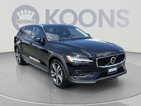Used 2025 Volvo V60 B5 Cross Country Plus AWD/4WD image 2