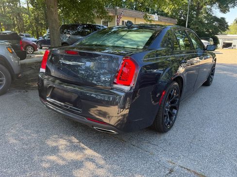 Used 2019 Chrysler 300 Touring w/ Sport Appearance Package RWD image 8