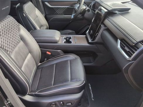 Used 2024 GMC Acadia Denali image 29