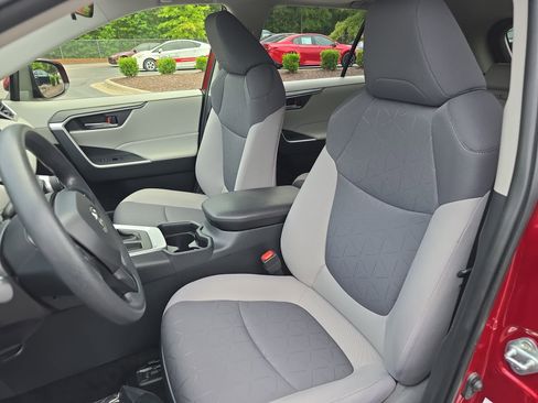 Used 2020 Toyota RAV4 XLE w/ Convenience Package FWD image 16