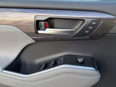 New 2026 Toyota Highlander Platinum image 14