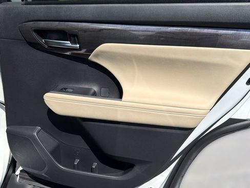 Certified 2025 Toyota Highlander Limited FWD image 31