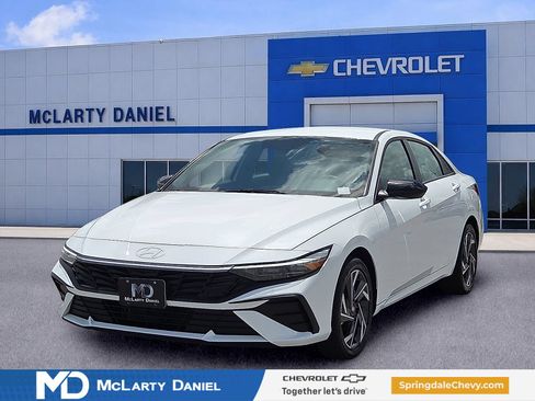 Used 2025 Hyundai Elantra SEL FWD image 2