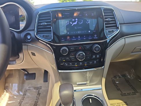 Used 2020 Jeep Grand Cherokee Overland AWD/4WD image 19