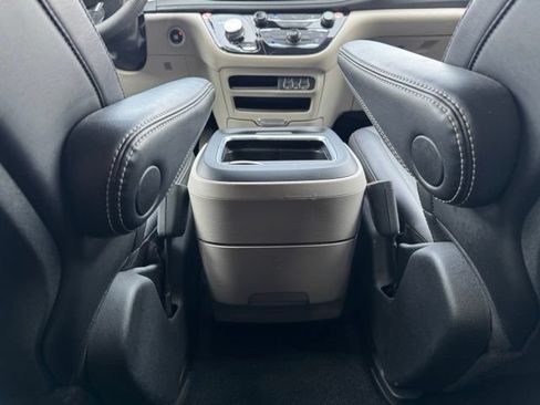 Used 2024 Chrysler Pacifica Limited FWD image 10