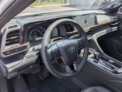 Used 2025 Toyota Crown Platinum AWD/4WD image 10