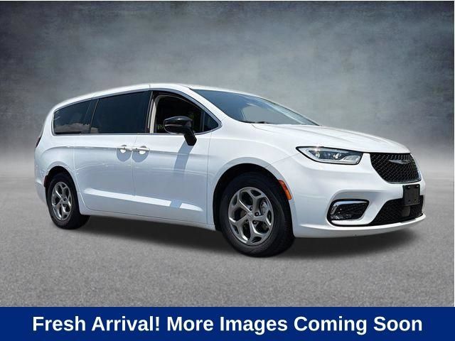Used 2023 Chrysler Pacifica Touring-L FWD image 1