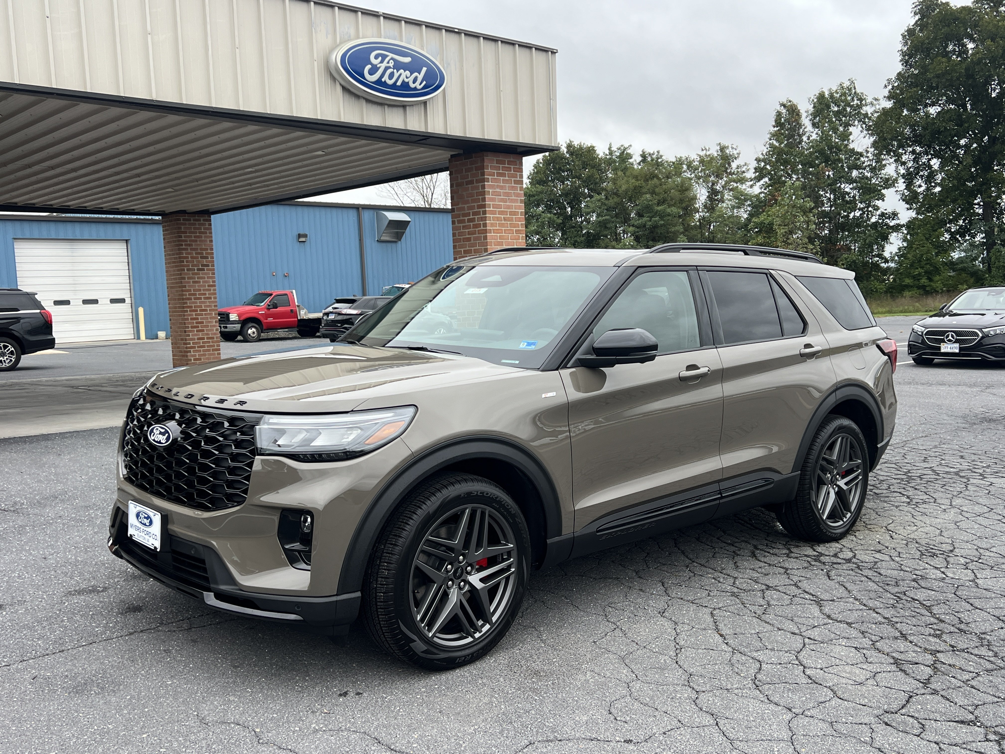 New 2027 Ford Explorer ST-Line w/ Premium Package AWD/4WD image 2